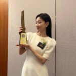 Ha Yoon-kyung Instagram - 따뜻한 기대와 관심으로 주신 상 감사히 받겠습니다!! 🖤