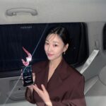Ha Yoon-kyung Instagram - 올해 경아의 딸 덕에 세번이나 상을 받네요.. 정말 따숩고 행복한 시상식이었습니다..! 귀한 상 주셔서 감사합니다!!🖤