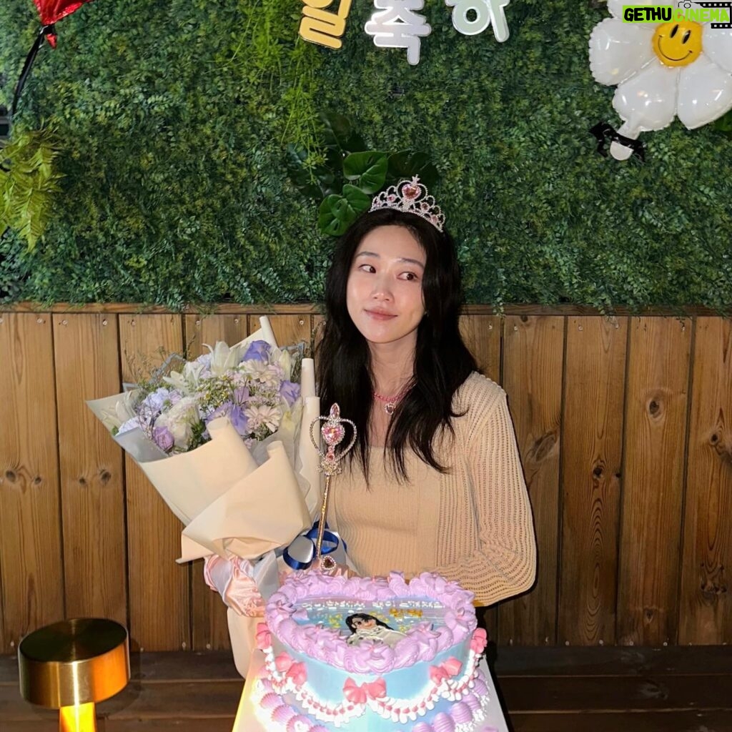 Ha Yoon-kyung Instagram - 생일 축하해 주신 모든 분들 고맙구 사랑해요🖤