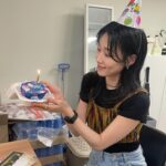 Ha Yoon-kyung Instagram - 경아의 딸 1주년 축하해 주셔서 감사합니다🩵 싸인 다 못해드려서 죄송해요..ㅠㅠ🖤