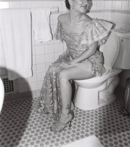 Haley Lu Richardson Instagram - Love a toilet and a bath👍