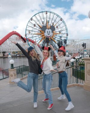 Haley Lu Richardson Instagram - 25 pictures cause I turned 25 (if you believe in age and numbers and stuff) 🐭 these photos make me very happy and were taken by koigran allgahn (aka @keeoone )