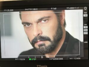Halil İbrahim Ceyhan Instagram - Yaman KIRIMLI ;Karşılıksız sevgiyi cesareti ,özveriyi,sevdikleri için biteviye adanmışlığı her zerresine kadar yaşadın. Her karanlığın,aydınlığına derin bir inanç ve tutkuyla inandın savaştın, senin için elimden geldiğince mücadelende yoldaşın olmaya çalıştım.istediğin gibi anlayabildiysem yaşatabildiysem seni ne mutlu bana…Bana bu gözü kara delikanlıyı EMANET  ettiği için başta yapımcısı olmak üzere yönetmenlerime,partnerlerime ve oyuncu arkadaşlarıma, ve  bu güne karar çalıştığım tüm set ekibimize minnettarım. Ve bu yolculukta en çok ta evlerinde kalplerinde bize yer veren tüm sevenlerimize kucak dolusu sevgi ve saygılarımı sunuyorum. Yaman’a hakkınızı helal edin benden yana helal olsun…
 #elvedayamankirimli 
@karamelyapim @nyilmaz7 @sevdakaygisiz 
@ayhanzen @oguzcandenizhann @srknmt 
@nanuka_stambolishvili 
@beratruzgarozkan