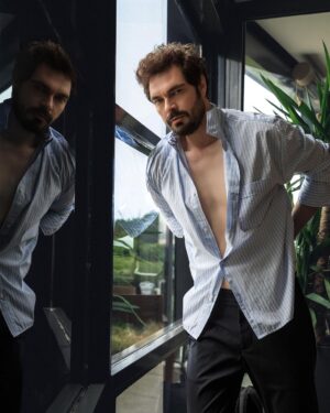 Halil İbrahim Ceyhan Instagram - Eylül kapağında Halil İbrahim Ceyhan’ın yer aldığı #GardıropMan sayımızdan birkaç kare ✨

@halilibrahimceyhn @gardiropmagazin #gardiropmagazin 
 
#halilibrahimceyhan
Yayınlar Direktörü: @gulay_ozdemir 
Genel Yayın Yönetmeni: @caglakucukdereli 
Fotoğraflar: @brnct_
Video: @cemcat
Styling: @sedassolmaz 
Saç: @atakangelisli
Makyaj: @denizmustu
Kurumsal İletişim: @mine.gunduz
Marka İletişimi: @yoncayalki
Mekan: @radissonbluottomare
Teşekkürler @oznurkulamenajerlik