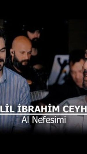 Halil İbrahim Ceyhan Instagram - Merhabalar 🖖🏻 98 yılından “Başıma Bela mısın?” albümünden dinamik bir şarkıyla buluşuyoruz bu Cuma. Halil İbrahim’in seçimi 👍🏻 Bu dönem oyuncularının müthiş bir disiplini ve iş ahlâkı var, bayılıyorum. Tüm heyecanı, saygısı ve sevgisiyle geldi evimize. Kendisini şahsen tanıdığım için ayrıca mutluyum. Çok güzel şarkıları da var, üzerine damak tadı muhabbetler döndürdük. Sabırsızlıkla bekliyorum yeni şarkılarını söyleyeceği günü. İyi ki geldin. Gönülden teşekkürler ❤️