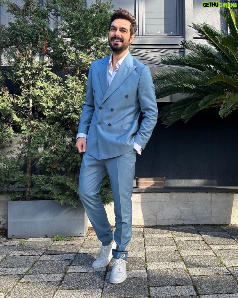 Halil İbrahim Ceyhan Instagram - LBC ROTANA Kanalı ile çok keyifli bir röportaj yaptık yakında… 🙌🏼 Takım: @emreerdemoglu Styling: @hamiyetaktass @management.be