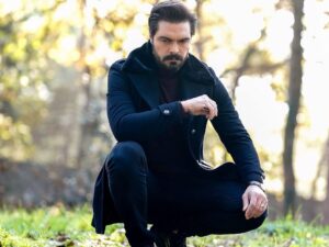 Halil İbrahim Ceyhan Instagram - Yaman KIRIMLI ;Karşılıksız sevgiyi cesareti ,özveriyi,sevdikleri için biteviye adanmışlığı her zerresine kadar yaşadın. Her karanlığın,aydınlığına derin bir inanç ve tutkuyla inandın savaştın, senin için elimden geldiğince mücadelende yoldaşın olmaya çalıştım.istediğin gibi anlayabildiysem yaşatabildiysem seni ne mutlu bana…Bana bu gözü kara delikanlıyı EMANET  ettiği için başta yapımcısı olmak üzere yönetmenlerime,partnerlerime ve oyuncu arkadaşlarıma, ve  bu güne karar çalıştığım tüm set ekibimize minnettarım. Ve bu yolculukta en çok ta evlerinde kalplerinde bize yer veren tüm sevenlerimize kucak dolusu sevgi ve saygılarımı sunuyorum. Yaman’a hakkınızı helal edin benden yana helal olsun…
 #elvedayamankirimli 
@karamelyapim @nyilmaz7 @sevdakaygisiz 
@ayhanzen @oguzcandenizhann @srknmt 
@nanuka_stambolishvili 
@beratruzgarozkan