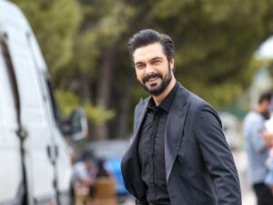 Halil İbrahim Ceyhan Instagram - Yaman KIRIMLI ;Karşılıksız sevgiyi cesareti ,özveriyi,sevdikleri için biteviye adanmışlığı her zerresine kadar yaşadın. Her karanlığın,aydınlığına derin bir inanç ve tutkuyla inandın savaştın, senin için elimden geldiğince mücadelende yoldaşın olmaya çalıştım.istediğin gibi anlayabildiysem yaşatabildiysem seni ne mutlu bana…Bana bu gözü kara delikanlıyı EMANET  ettiği için başta yapımcısı olmak üzere yönetmenlerime,partnerlerime ve oyuncu arkadaşlarıma, ve  bu güne karar çalıştığım tüm set ekibimize minnettarım. Ve bu yolculukta en çok ta evlerinde kalplerinde bize yer veren tüm sevenlerimize kucak dolusu sevgi ve saygılarımı sunuyorum. Yaman’a hakkınızı helal edin benden yana helal olsun…
 #elvedayamankirimli 
@karamelyapim @nyilmaz7 @sevdakaygisiz 
@ayhanzen @oguzcandenizhann @srknmt 
@nanuka_stambolishvili 
@beratruzgarozkan