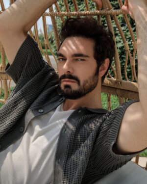 Halil İbrahim Ceyhan Instagram - Halil İbrahim Ceyhan: İdealist, Yakışıklı ve Samimi
“Karakteri yaşamak bir oyuncunun en önemli silahıdır. Ekranda göründüğünün dışında da normal hayatında o karakterin tavır ve davranışlarını düşünmek, tepkilerini bilmek her zaman oyuncuyu o karakter konusunda daha da derin bir içtenliğe yöneltir. Her karakter ile tanışmak ve yaşanılası olanı yaşayabilmek ayrı tad bırakır ruhumda, o yüzden her karakter benim için çok özeldir.” diyen Halil İbrahim Ceyhan ile keyifli bir çekime imza attık. Röportajımızda oyunculuk kariyeri, hayata bakış açısı ve ilgi alanları hakkında konuştuk. ✨
@halilibrahimceyhn @gardiropmagazin #gardiropmagazin 
 
#halilibrahimceyhan
Yayınlar Direktörü: @gulay_ozdemir 
Genel Yayın Yönetmeni: @caglakucukdereli 
Fotoğraflar: @brnct_
Video: @cemcat
Styling: @sedassolmaz 
Saç: @atakangelisli
Makyaj: @denizmustu
Kurumsal İletişim: @mine.gunduz
Marka İletişimi: @yoncayalki
Mekan: @radissonbluottomare
Teşekkürler @oznurkulamenajerlik