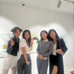 Ham Eun-jeong Instagram - ♥️ 매력둥이 @jinilee0126 @jini_atara 의 새로운 전시를 보기위해 모였던 어제! 항상 잊지않고 초대해주셔서 감사해요! 소녀미 낭낭했던 멋진 신혜언니 @cine33 🙌🏻 #인수대비 때 어린 인수대비였던 내게 연기지도도 해주셨던, 여전히 아름다우신 채시라 선배님 @chaesira0625 십여년만에 뵈어서 뭉클..! (어젠 정말, 별들의 잔치였음!✨ ) 이번 전시는 5월 31일까지예요 #행복해지고싶은사람모여라 그리고 #사랑의꽈배기 친구들… 말모말모 애정해🤭 #알지?