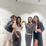 Ham Eun-jeong Instagram - ♥️ 매력둥이 @jinilee0126 @jini_atara 의 새로운 전시를 보기위해 모였던 어제! 항상 잊지않고 초대해주셔서 감사해요! 소녀미 낭낭했던 멋진 신혜언니 @cine33 🙌🏻 #인수대비 때 어린 인수대비였던 내게 연기지도도 해주셨던, 여전히 아름다우신 채시라 선배님 @chaesira0625 십여년만에 뵈어서 뭉클..! (어젠 정말, 별들의 잔치였음!✨ ) 이번 전시는 5월 31일까지예요 #행복해지고싶은사람모여라 그리고 #사랑의꽈배기 친구들… 말모말모 애정해🤭 #알지?