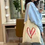 Ham Eun-jeong Instagram - 요새 감명받은 핑크들🎀🌸 나는 지인짜 핑크를 꽤나 좋아함. 핑크맨투맨 최애 아이템이고 편의점에서 산 마이멜로디 스티커로 아이패드 꾸미기도하고 핑쿠 글씨가 맘에 들어 한창 들고 다니는 에코백이고 아! 핑크패딩가방도 좋아하는데 안올렸네 핑크셔츠도 요즘 교복임 ( 마이멜로디는 귀굽혀펴기로 귀단련함🐰) #나도단련할거야!