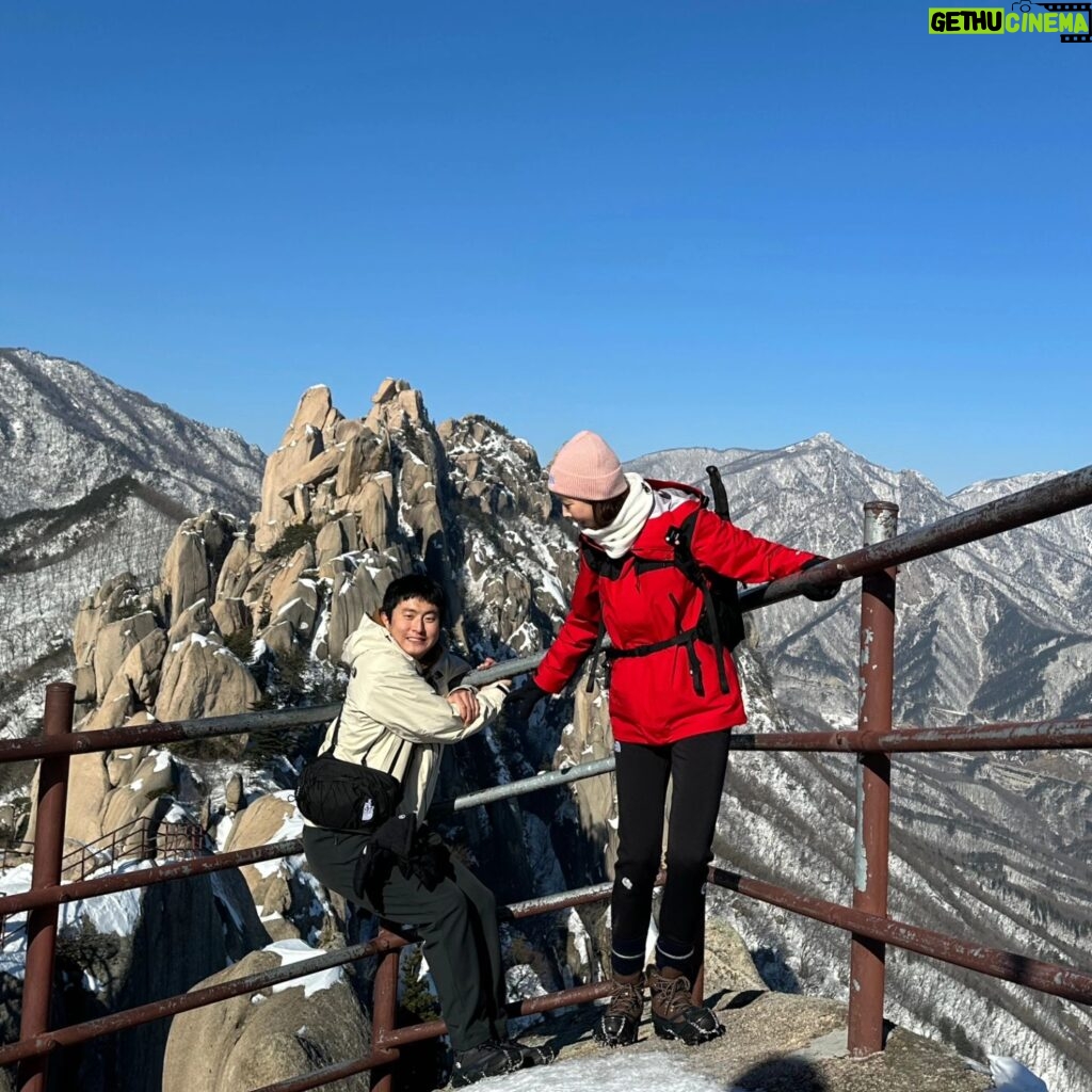 Han Hye-jin Instagram - 저희 설악산 다녀왔어요! 조금 추웠지만 너무 너무 재밌었어요! 지금 제 유투브 채널에서 얼간이들의(?) 엉망진창 등산 스토리를 확인하세용🥰 #술사랑산악회