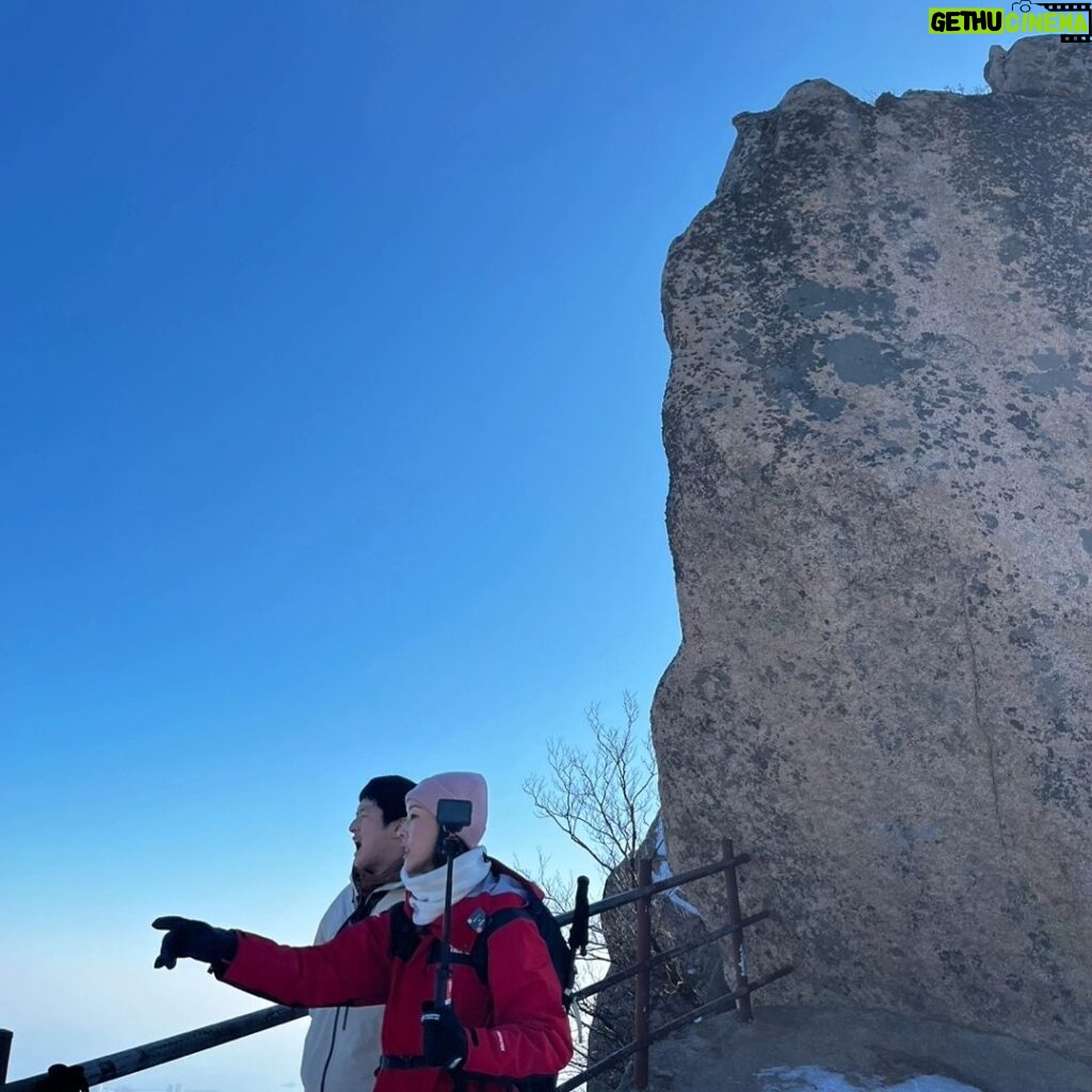 Han Hye-jin Instagram - 저희 설악산 다녀왔어요! 조금 추웠지만 너무 너무 재밌었어요! 지금 제 유투브 채널에서 얼간이들의(?) 엉망진창 등산 스토리를 확인하세용🥰 #술사랑산악회