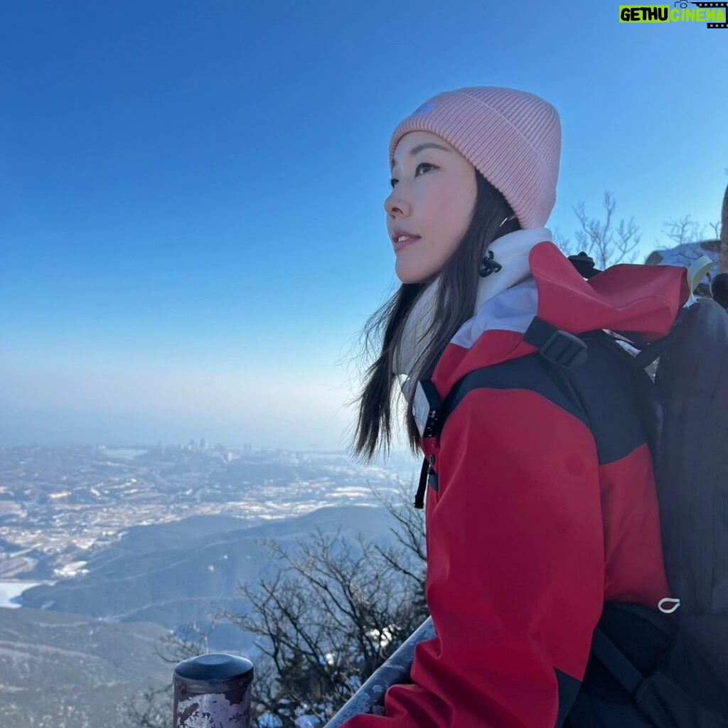 Han Hye-jin Instagram - 저희 설악산 다녀왔어요! 조금 추웠지만 너무 너무 재밌었어요! 지금 제 유투브 채널에서 얼간이들의(?) 엉망진창 등산 스토리를 확인하세용🥰 #술사랑산악회