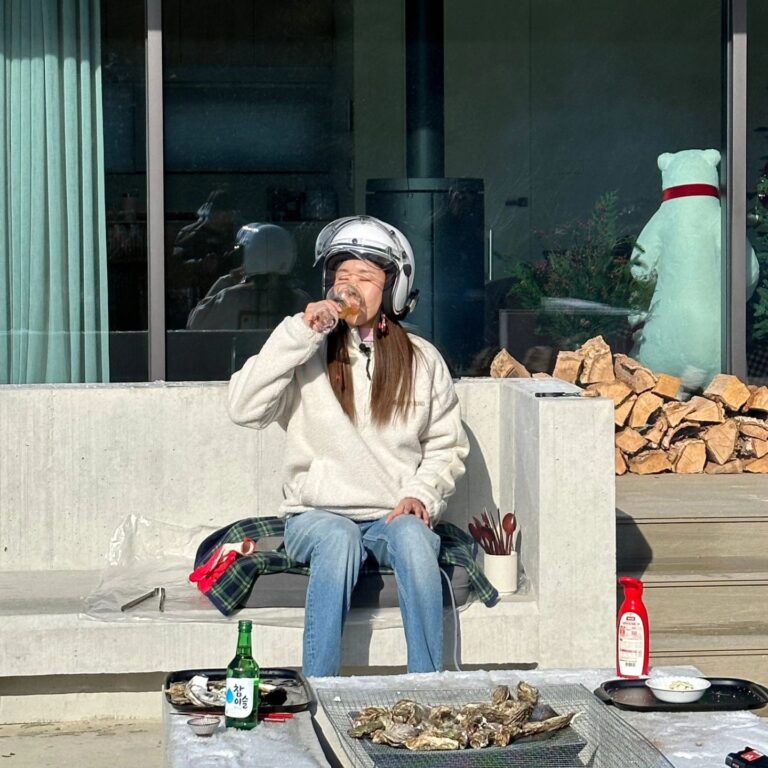 Han Hye-jin Instagram - 통영에서 온 석화를 마당에서 먹어봤어요^^ 기대이상으로 정말 맛있었어요~ 홍천의 겨울은 너무 춥지만 이런 낭만이 있네요~😄