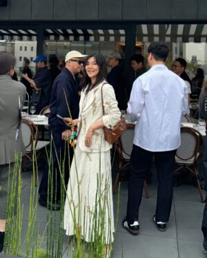 Han Hye-yeon Instagram - 𝙆𝙄𝙏𝙃 𝘚𝘌𝘖𝘜𝘓

뉴욕 프리미엄 라이프 스타일 스토어 키스 서울 오픈🎉
1층은 나의 참새 방앗간이 될 예정인 #kithtreats 🍨🍦🍧
그리고. 플라워 샵, 설립자 Ronnie Fieg의 콜라보 소장품 전시,
2층엔 셀 수 없을 만큼 많은 스니커즈들 보고 기절👍
진로나 다른 브랜드들과 콜라보한 아이템들 가득~ 다 보려면 반나절은 걸릴듯~^^ 3,4층에 #sadelles 에서 전 메뉴 먹어봤는데 
날씨 좋을때 테라스에서 French Toast 다시 먹어보고 싶음!! 당분간 대기줄이 장난아닐듯^^

#인생뭐있어 #KithSeoul #키스서울