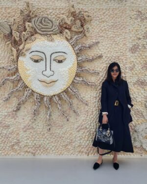 Han Hye-yeon Instagram - 𝐃𝐈𝐎𝐑𝐈𝐕𝐈𝐄𝐑𝐀 𝟐𝟎𝟐𝟒 𝐂𝐎𝐋𝐋𝐄𝐂𝐓𝐈𝐎𝐍

유럽 어딘가 햇살이 이쁜 휴양지에 온 느낌~⛱️🌞🦒🌴
화사한 팔레트, 리비에라 패턴의 아이템들과 시원한 줄무늬의 마린템들, 레이스, 자수와 라피아, 조개 껍질 장식 백들 기절💚🧡

#인생뭐있어 #dior #dioriviera #다이뻐서큰일😆