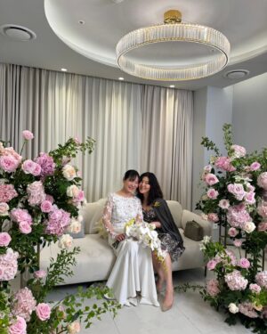 Han Hye-yeon Instagram - 𝙊𝙃 𝙃𝘼𝙋𝙋𝙔 𝘿𝘼𝙔💐🥂👏

우리 지혜 행복해라~

#인생뭐있어 #축결혼 #ootd #의상정보는태그에서🙏