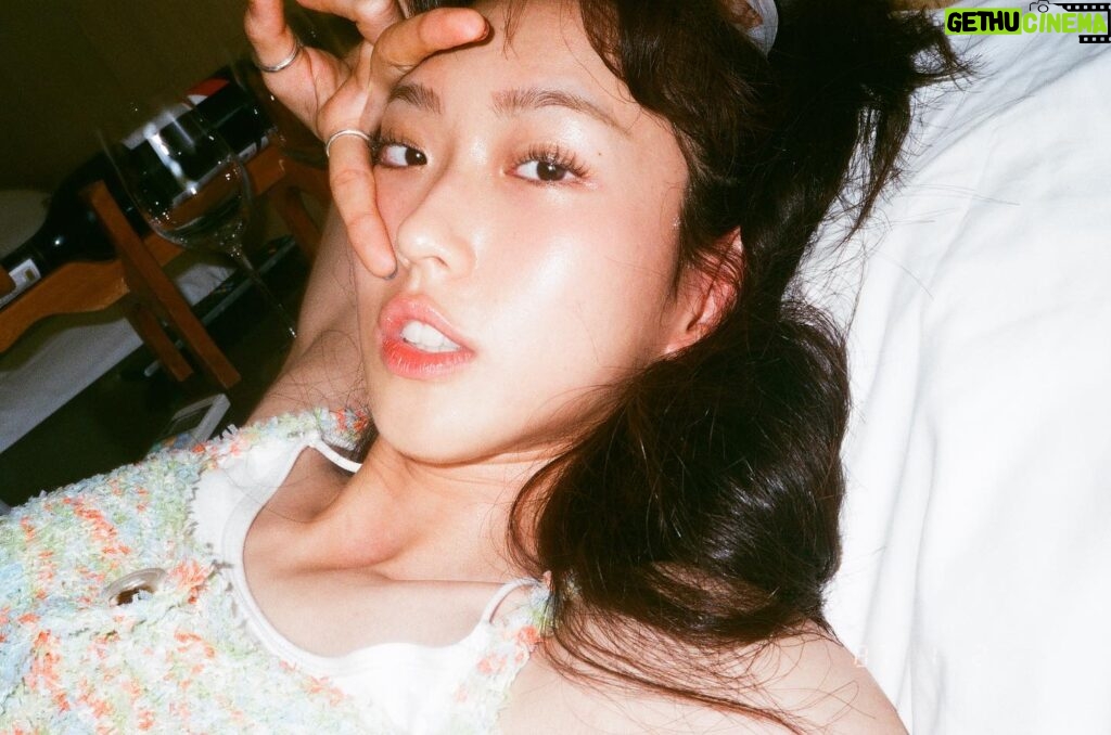 Han Ji-hyun Instagram - 나는 몇년도에 살고있는걸까? 🕰️