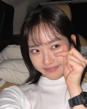 Han Ji-hyun Instagram - 생일 축하해주셔서 너무너무 감사합니다 ❤️🎂 
이제 환절기니까 다들 감기안걸리게 조심하시고 
항상 행복하시고 좋은일만 가득가득 하길 바라겠습니다 🤍얍!
ㅡ생일기념 아직 똥손인 첫 후면 셀카ㅡ