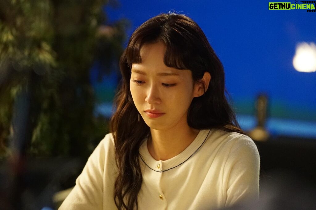 Han Ji-hyun Instagram - 내가 내 연기보면서 눈물 좔좔 흘렸다 _태풍이 지나간 길에도 꽃이 핀다 _살아보니 그렇더라 이만큼 받으면 이만큼 주고 계산 딱딱 떨어지게 살아지지가 않아요 받기만 해도 괜찮아 그냥 감사합니다 하고 받고 나중에 너가 줄수있을때 다른사람한테 많이 주고 그렇게해