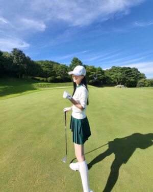Han Ye-seul Instagram - 🤩🏌️‍♀️⛳️
#골프머리올렸어요
#정말못쳐요 
#40대의삶이란
