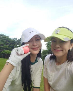 Han Ye-seul Instagram - 🤩🏌️‍♀️⛳️
#골프머리올렸어요
#정말못쳐요 
#40대의삶이란
