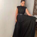 Hanan Motawie Instagram - في الطريق لاسلام جائزه التميز عن وعود سخيه من مهرجان الفضائيات♥️. Styled by @ihabeladly Dress by @fouadsarkisofficial Jewelry @bijoux.jewelry.eg Mua @monaesmailmakeup Hairstyle @kokoabdrabou_hair_stylist