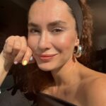 Hande Doğandemir Instagram - fonda muse - felling good çalan bayram postu 🎶 şekeri de sonda 🪅 ‘ birds flying high you know how i feel ‘