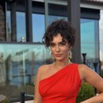 Hande Doğandemir Instagram - bu bir teşekkür postudur ❤️‍🔥 dün hayatımın en güzel günlerinden biriydi bebeğimiz @inocosmetic i sizlerle buluşturduk bundan sonra yolculuğu başladı biz hayal ettik yaptık umarım başkalarını mutlu ederek uzun yıllar bizimle olur ⭐️ ayrıca dün gördüm ki ne kadar güzel insanlar biriktirmişim ne şanslıyım varlığınız için teşekkürler ⭐️ ve sevgili partnerlerim iyi ki 🙏 @hchur @meltemkaraata @almilaoztoprak @mertkesiktas @latrokimya . . ayrıca bu şahane geceyi yaratan @ismailpolatt ve @oberon.comm muhteşem mekanımız için @sax.turkiye ve @sixsenseskocatasmansions ‘na tüm destekleri için de @studio56istanbul @cdconsultingagency @aysegulsenerpr a ve tüm @weactco kızlarına sonsuz teşekkürler nefis bir gece oldu sayenizde .. içinde çok iyi hissettiğim elbisem için @dilekhanif ve takılarım için canım @begumkhan a çook teşekkürler ✨✨