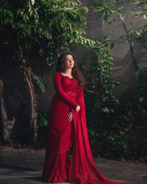 Hania Aamir Instagram - 🌹
.

Outfit: @faizasaqlain
Stylist: @aarindanoor
Hair: @thecutbyhuma
Jewellery: @amayrajewelspk
Photos: @ghalibwaseeem