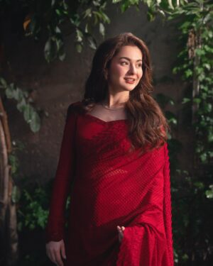 Hania Aamir Instagram - 🌹
.

Outfit: @faizasaqlain
Stylist: @aarindanoor
Hair: @thecutbyhuma
Jewellery: @amayrajewelspk
Photos: @ghalibwaseeem
