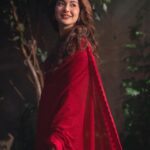 Hania Aamir Instagram - 🌹 . Outfit: @faizasaqlain Stylist: @aarindanoor Hair: @thecutbyhuma Jewellery: @amayrajewelspk Photos: @ghalibwaseeem