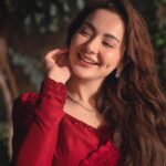 Hania Aamir Instagram - 🌹 . Outfit: @faizasaqlain Stylist: @aarindanoor Hair: @thecutbyhuma Jewellery: @amayrajewelspk Photos: @ghalibwaseeem
