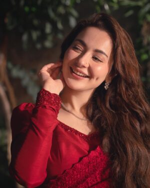 Hania Aamir Instagram - 🌹
.

Outfit: @faizasaqlain
Stylist: @aarindanoor
Hair: @thecutbyhuma
Jewellery: @amayrajewelspk
Photos: @ghalibwaseeem