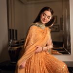 Hania Aamir Instagram - 🤌🏻 . outfit @hussainrehar.official jewels @amayrajewelspk styling @aarindanoor hair & makeup @sonia_nazir photography @mngopro