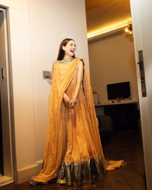 Hania Aamir Instagram - 🤌🏻
.
outfit @hussainrehar.official 
jewels @amayrajewelspk 
styling @aarindanoor 
hair & makeup @sonia_nazir 
photography @mngopro