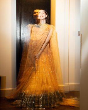 Hania Aamir Instagram - 🤌🏻
.
outfit @hussainrehar.official 
jewels @amayrajewelspk 
styling @aarindanoor 
hair & makeup @sonia_nazir 
photography @mngopro