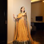 Hania Aamir Instagram - 🤌🏻 . outfit @hussainrehar.official jewels @amayrajewelspk styling @aarindanoor hair & makeup @sonia_nazir photography @mngopro