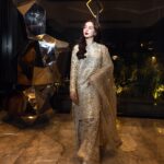 Hania Aamir Instagram - 🫵🏻🫂 . outfit @museluxe styling @aarindanoor jewels @amayrajewelspk hair @thecutbyhuma photography @mngopro
