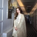 Hania Aamir Instagram - 🫵🏻🫂 . outfit @museluxe styling @aarindanoor jewels @amayrajewelspk hair @thecutbyhuma photography @mngopro