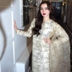 Hania Aamir Instagram - 🫵🏻🫂 . outfit @museluxe styling @aarindanoor jewels @amayrajewelspk hair @thecutbyhuma photography @mngopro