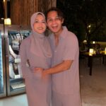 Hanis Zalikha Instagram - 🕯️ makan dalam gelap bersama-sama.
