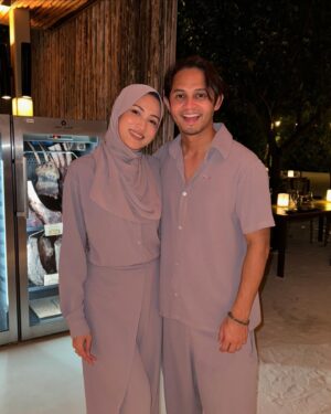 Hanis Zalikha Instagram - 🕯️ makan dalam gelap bersama-sama.