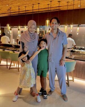 Hanis Zalikha Instagram - 🕯️ makan dalam gelap bersama-sama.
