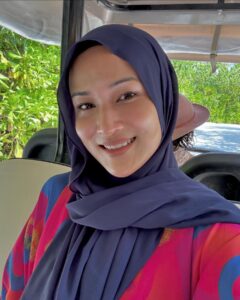 Hanis Zalikha Instagram - Take care of your skin with @toujoursadvanced collagen 🏖️