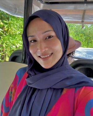 Hanis Zalikha Instagram - Today its my birthday & 
Hari ini 23 April 2024 
@thealisaaisyah first day sekolah,
Mommy dia lepas hantar Alisa sekolah , 
mommy dia sedih ‘ my last baby dah masuk sekolah 😢
Hahah anak2 kita dah besar sayang @haniszalikha 
Alhamdulillah 🙏🏻