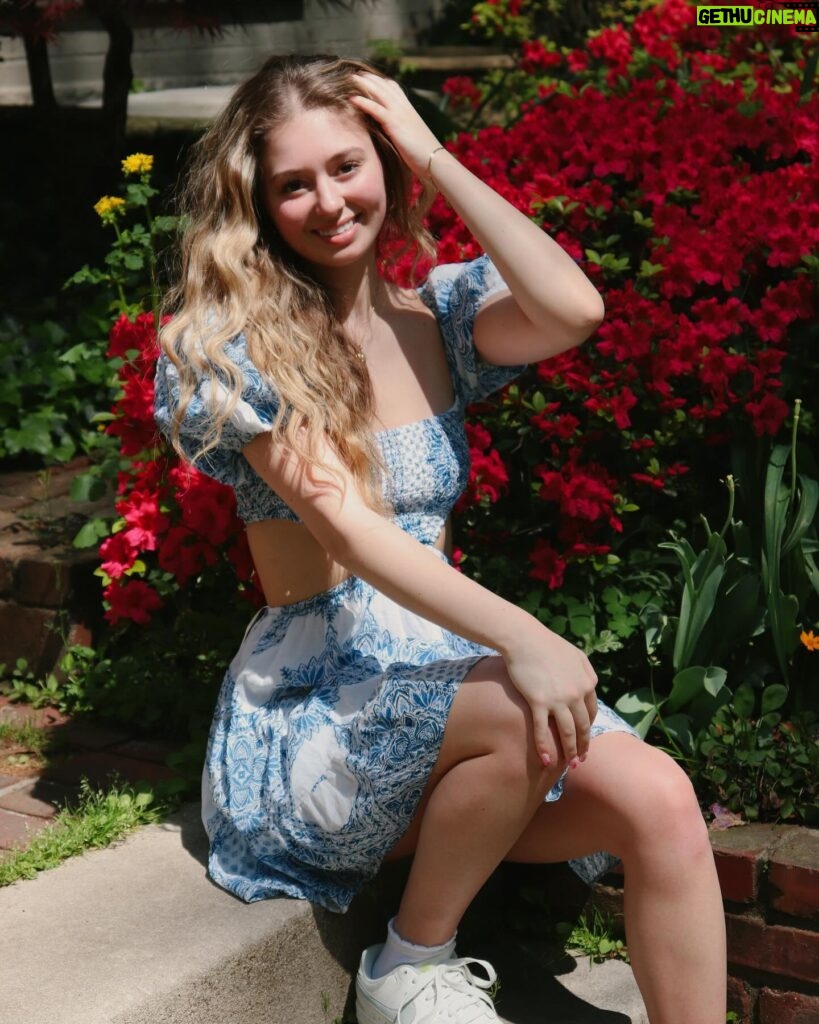 Hannah Colin Instagram - spring is in the air. 🌺 #hannahgracecolin #spring #flowers #explorepage #viral #dress #beyou #selflove #fit #louisville #monhegan #thebestisyettocome