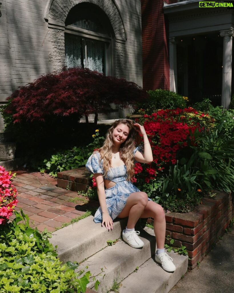 Hannah Colin Instagram - spring is in the air. 🌺 #hannahgracecolin #spring #flowers #explorepage #viral #dress #beyou #selflove #fit #louisville #monhegan #thebestisyettocome